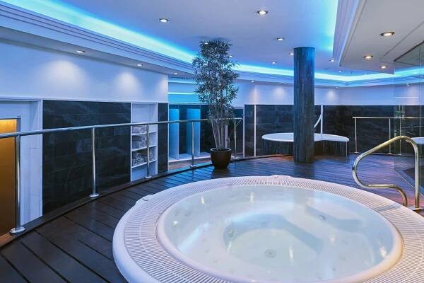 Free Facial, 50min Massage & Bottle of Cava with 5-7 stays at Luxury Hotel jacuzzi