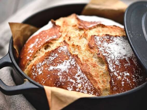 Křupavý domácí chléb PEČENÝ V HRNCI: Velmi levný recept, který zvládne i začátečník. S kupovanou Šumavou se nedá vůbec srovnat!