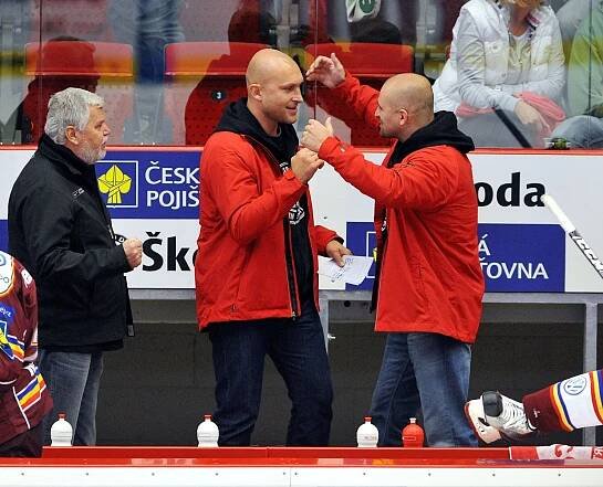 Trenéři Sparty David Volek a Miloš Holaň (vpravo) oslavují výhru svého týmu.