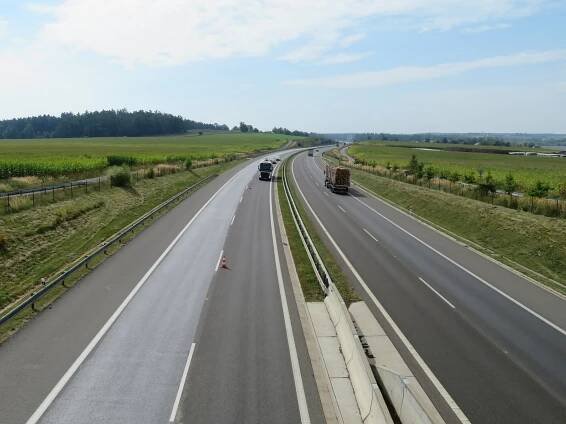 Uzavírky silnic o prázdninách: komplikace mohou nastat v Praze i v okolí