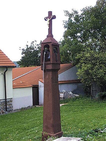 Zvonička v centru obce 