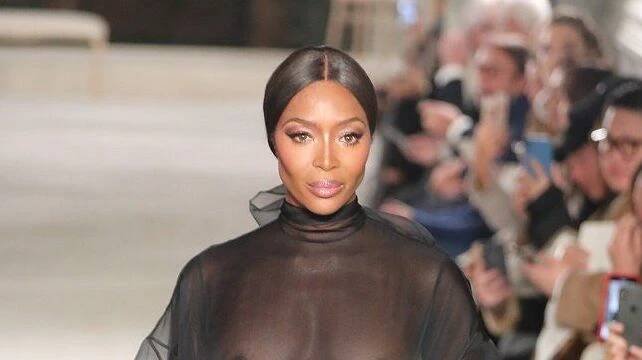 Rozhodně nepatří do starého železa. Naomi Campbell (48) předvedla na mole velmi odvážný model - Super.cz