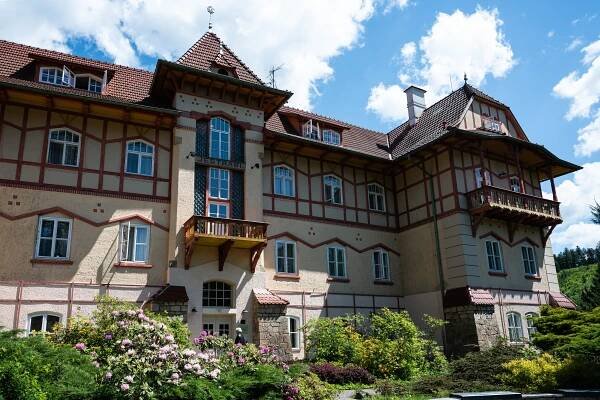 Luhačovice: klenot secese a barevné lidové architektury Dušana Jurkoviče