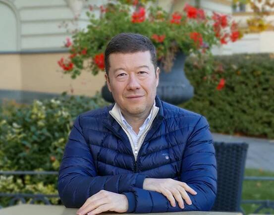 Politici by měli brát stejně jako učitelé. Okamurův nápad