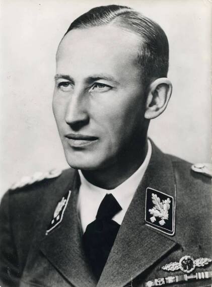 A na závěr tvář z opačné strany – Reinhard Heydrich, zastupující říšský protektor protektorátu Čechy a Morava v letech 1941–42.