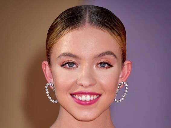 Herečce z Euforie Sydney Sweeney vykoukla na pláži při natáčení jejího nového filmu bradavka z plavek