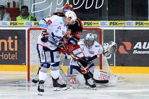 Třetí čtvrtfinálový zápas mezi hokejisty HC Kometa Brno (v bílém) a Hradce Králové.