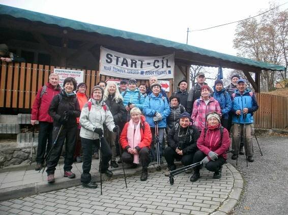 Výstup na zamlžené Bradlo přilákal stovky lidí. Nejstaršímu bylo devadesát let