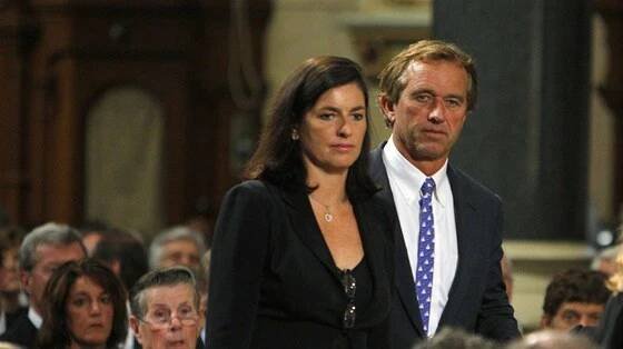 Fotogalerie: Robert F. Kennedy junior a Mary Richardsonová Kennedyová během pohřbu senátora...