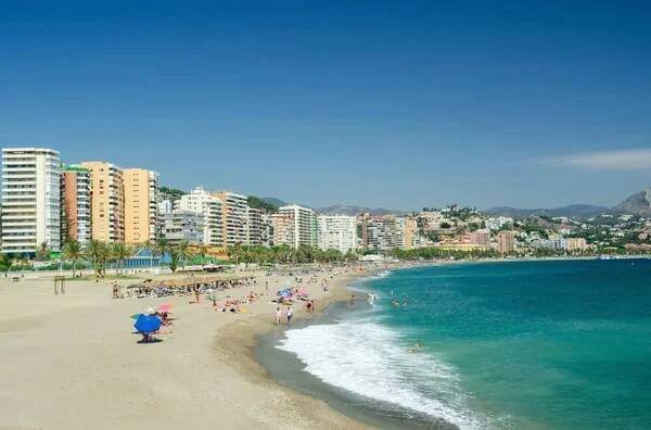 Pohled na pláže Malagueta do města Malaga. Andalusie, Costa del Sol, jižní Španělsko. — Stock obrázek