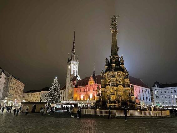 Oranžově nasvícená olomoucká ranice během vánočních trhů. 25. listopadu 2021