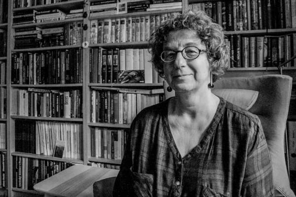 Milena Bartlová je historička umění, která se už přes třicet let věnuje středověkému umění, muzeologii a otázkám národní identity. V posledních letech se zaměřuje hlavně na to, jak se dějiny umění jako obor vyvíjely a jakými metodami pracují.