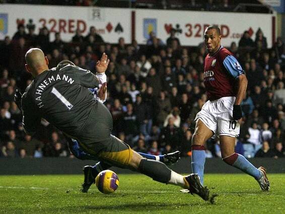 Norský kanonýr John Carew střílí druhý gól Aston Villy.