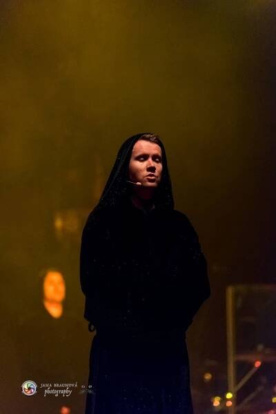 Gregorian ohromili svými chorály a světelnou show Prahu