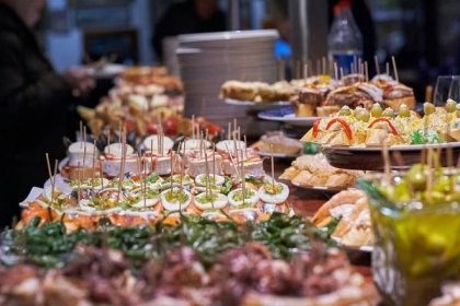 pinchos a tapas typické pro baskicko, španělsko. výběr různých druhů potravin, ze které si můžete vybrat. san sebastian - bilbao - stock snímky, obrázky a fotky