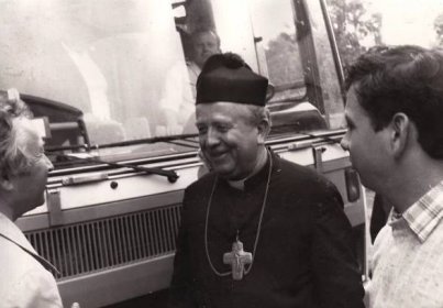 Zdeněk Pluhař s biskupem Karlem Otčenáškem / Litoměřice / kolem roku 1986