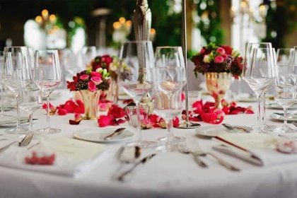 Svatební tabule – fotogalerie + 14 tipů na ozdoby svatebních stolů