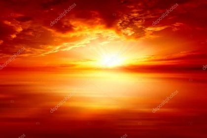 Stáhnout - Rudý západ slunce nad mořem, bohatý na tmavé mraky, paprsky světla — Stock obrázek