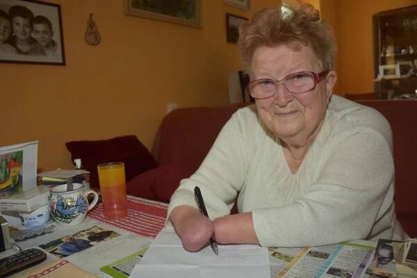 Zemřela Anna Váchalová (†92): Matka jí uřízla obě ruce!