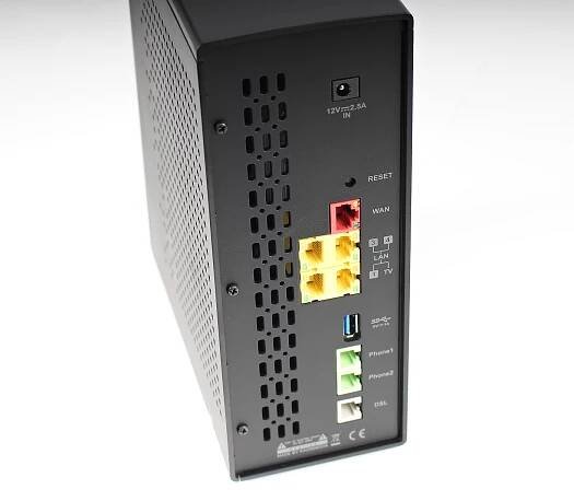 Zadní strana nabízí gigabitové porty WAN/LAN, rychlé USB 3.0 a také konektory pro telefony