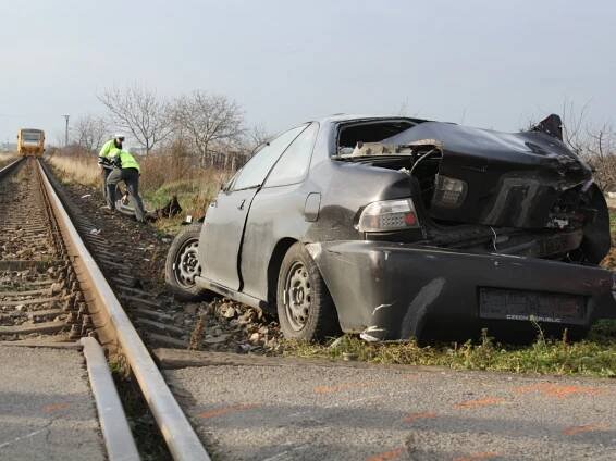 Vlak se střetl s autem na přejezdu. Škoda přesáhla 550 tisíc
