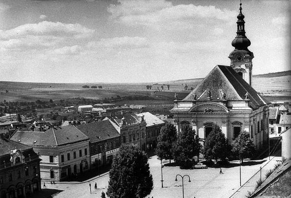Uherský Brod, Masarykovo náměstí s kostelem Neposkvrněného početí Panny Marie, pohled od severovýchodu; 1959 (sbírka Jiřího Fiedlera).