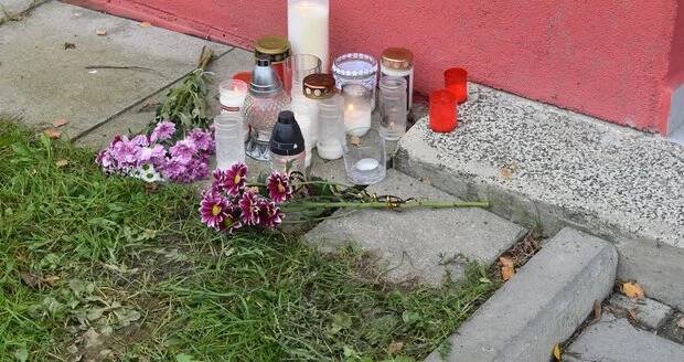 Památku zavražděného muže (†59) připomíná na dveřích, kde ho brutálně a bezdůvodně napadl mladík (20), parte. Na schodech je pár svíček.
