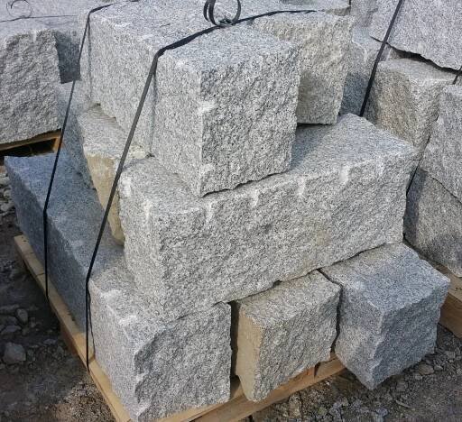 Gartenmoebel, Mauerstein, Steintisch, Feuerstelle, Feuer im Garten, Feuertisch, Findlinge zum Garten, Produkte aus Findlingen