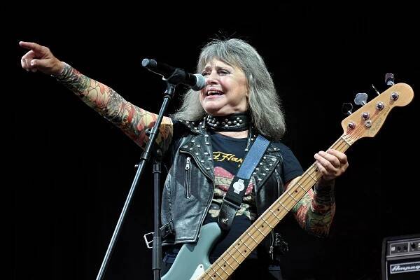 Skončím, až na pódiu zatřesu zadkem a bude ticho, hlásá zpěvačka Suzi Quatro