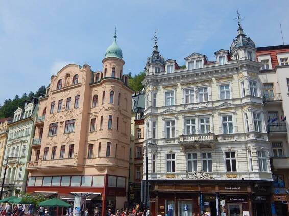 Ludwig van Beethoven nebo Antonín Dvořák. Karlovy Vary navštěvovaly i celebrity