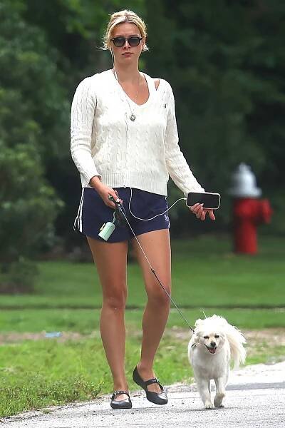Apple Martin Is Mom Gwyneth Paltrow Twin During Solo Hamptons Stroll 2