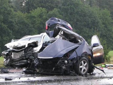 Vážná nehoda na silnici I/3 u Radošovic. Dítě a muž ji nepřežili. Tři zranění