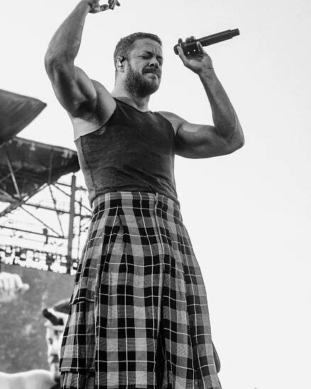 Konfety, polonahý Dan Reynolds a set plný hitů. Imagine Dragons vyprodali Letňany i podruhé