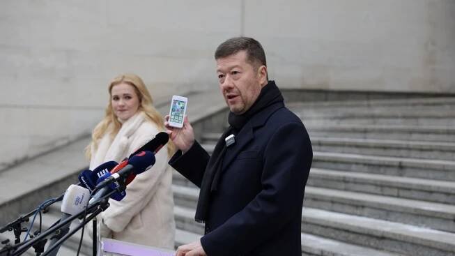 Okamurova bizarní show: Rakušanovi přinesl telefon pro děti a čílil se kvůli žádosti policie o vydání