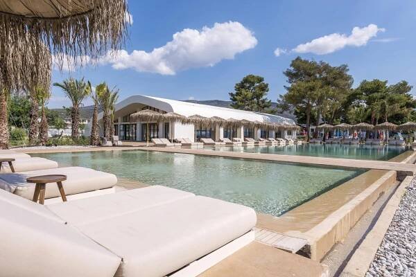 Isla Brown Corinthia