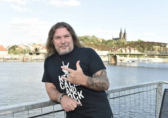 Zpěvák Petr Kolář nazpíval hymnu pro SPD: Potřebuje snad zase na bílý prášek? střílejí si z něj lidé