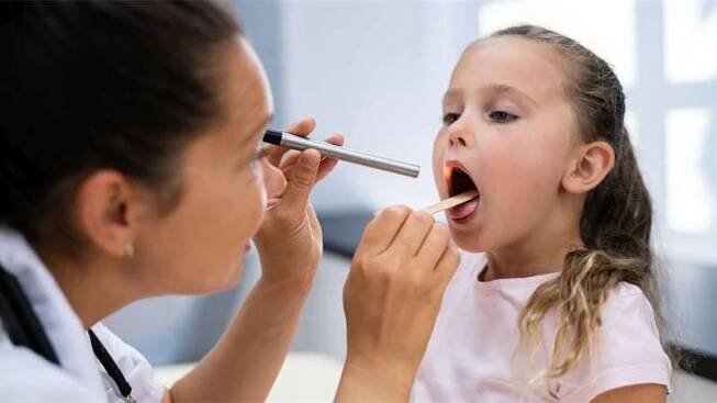 Ordinace lékařů plní děti s angínou a spálou, a antibiotika stále chybí. Co dělat? A jaké jsou příznaky těchto nemocí? | Istock
