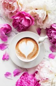 Růžové pivoňky a šálek kávy v krásném stylu na bílém mramoru pozadí. Květinové pozadí. Horní pohled. — Stock obrázek