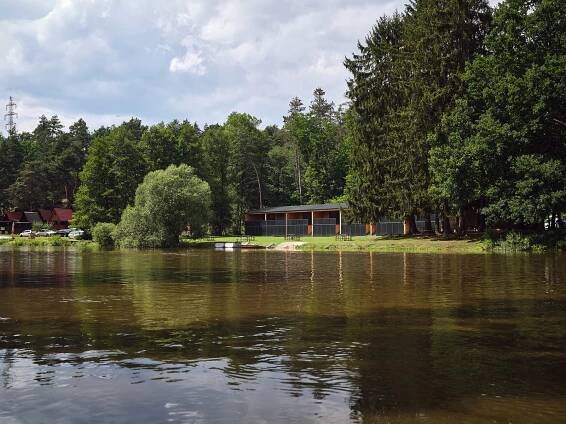 Ze zašlého areálu u Lužnice vykouzlili nevšední apartmány pro rodiny a rybáře