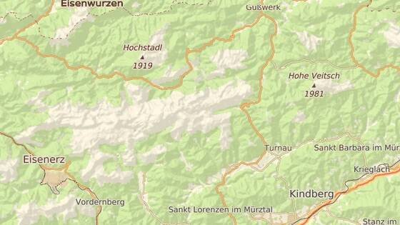 Horolezci vyrazili z vesnice Seewiesen (modře) na vrchol Hochschwab (červeně)
