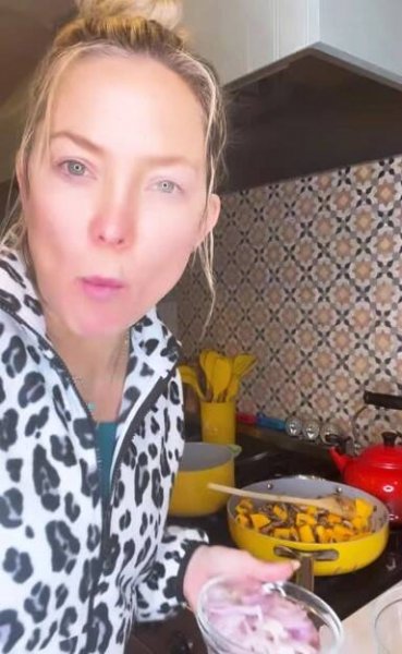 Kate Hudson Shows Off Impressive Cooking Skills While Making Meatless Lasagna