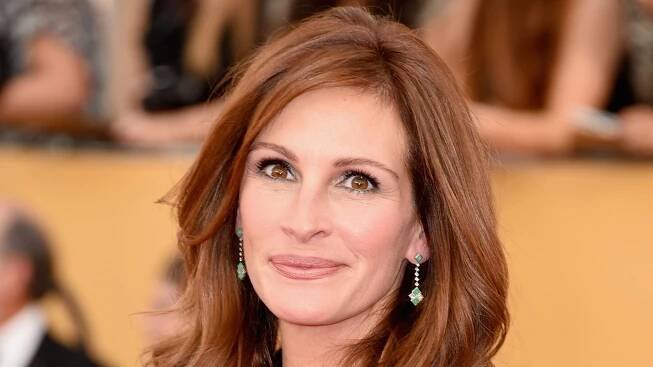 Julia Roberts recreates iconic look for milestone moment in Paris