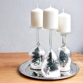 Svícen na vánoční stůl z vínových sklenic s motivy zasněžené krajiny