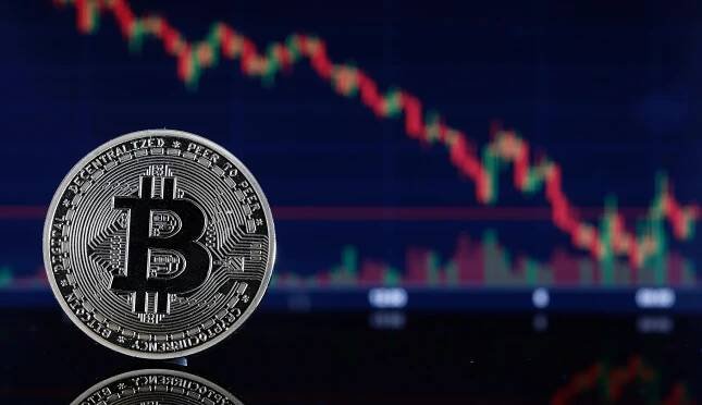 Kryptoměny mají problém s regulacemi i nízkou likviditou. Bitcoin opět zažil propad