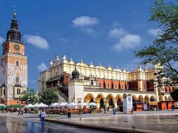main-market-square–cloth-hall-130295665-597a7e05d088c00011a3a8f1