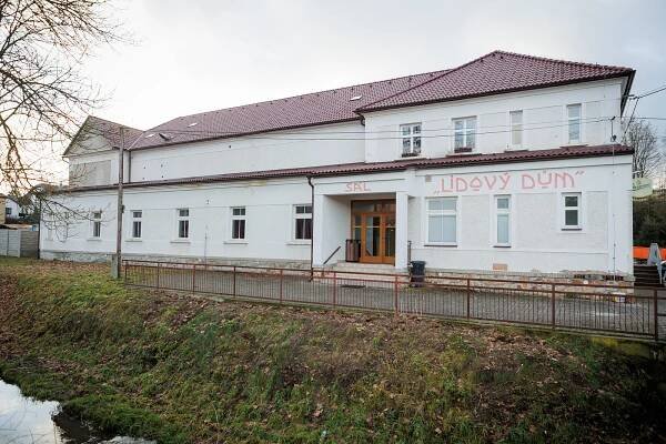 Ušatý Lidový dům Zaječov získal cenu veřejnosti v rámci soutěže Stavba roku