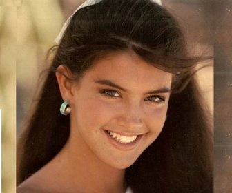 Phoebe Cates Biography - Facts, Childhood, Family Life & Achievements