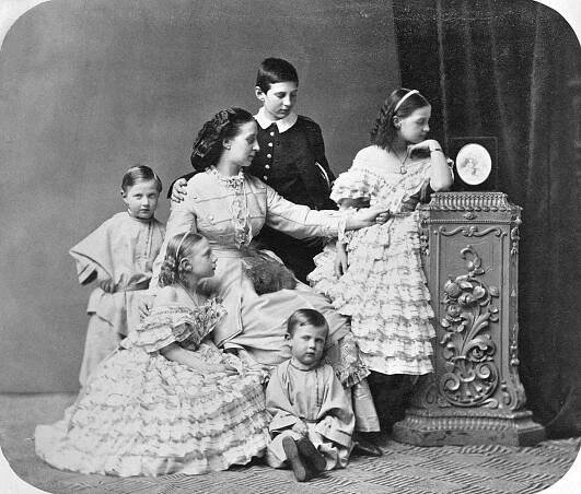 Soubor:Princess Alexandra of Saxe-Altenburg with five of her children.jpg – Wikipedie