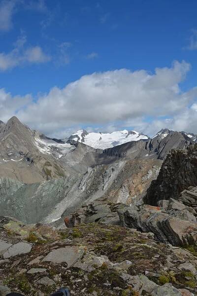 Rötspitze, Althausschneideturm, Dreiherrnspitze, Umbalköpfl, Westliche Simonyspitze a Gubachspitzen při pohledu z Rotenmannspitze