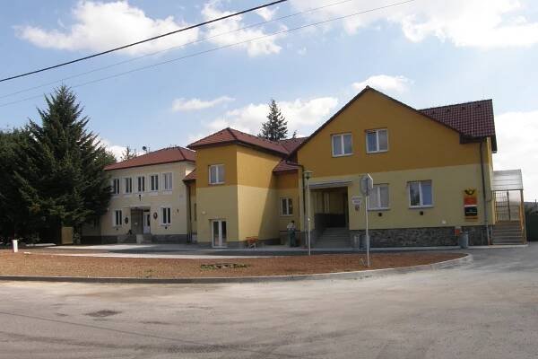 Soubor:Obecni urad, materska skola a posta (Nemcice).jpg – Wikipedie